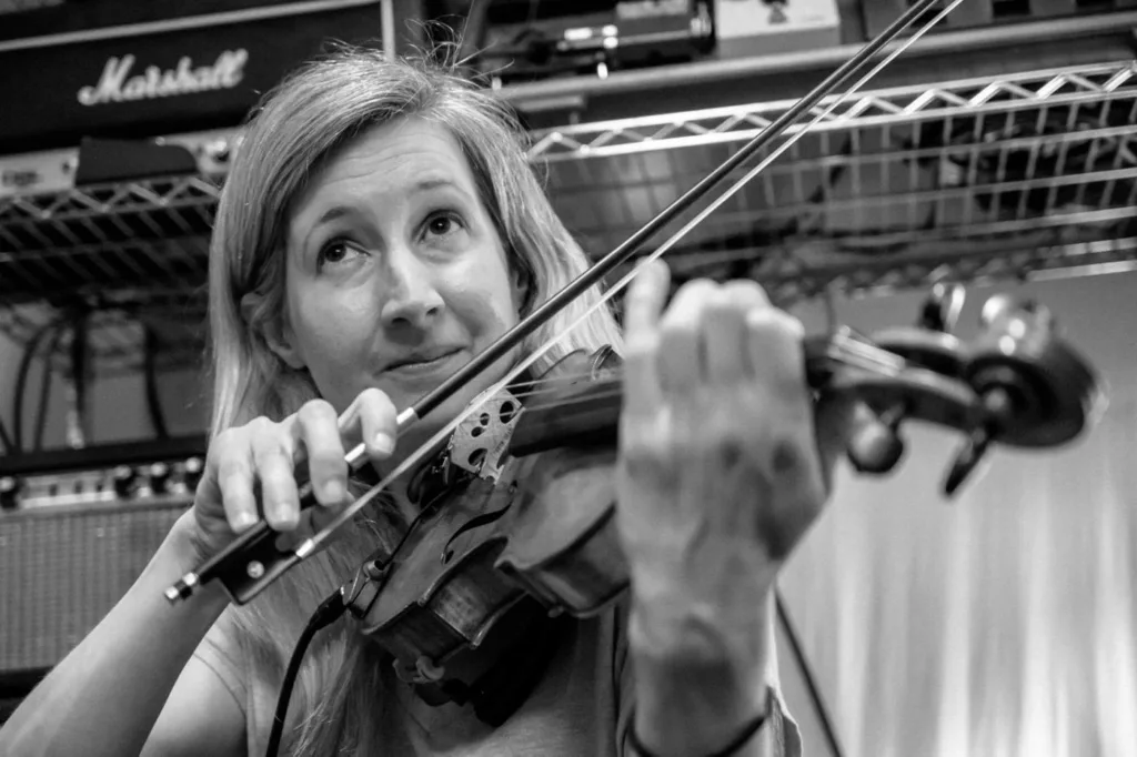 Céline Rivaux – Violin, Irish Roots & the Acoustic Soul of The Celtic Social Club